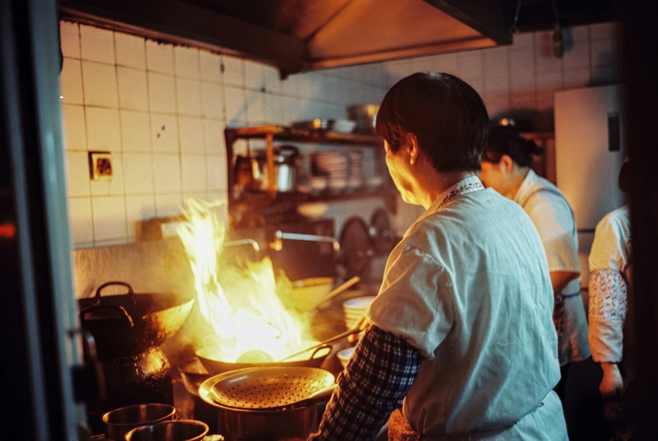 Mealo private chef cooking in a home kitchen